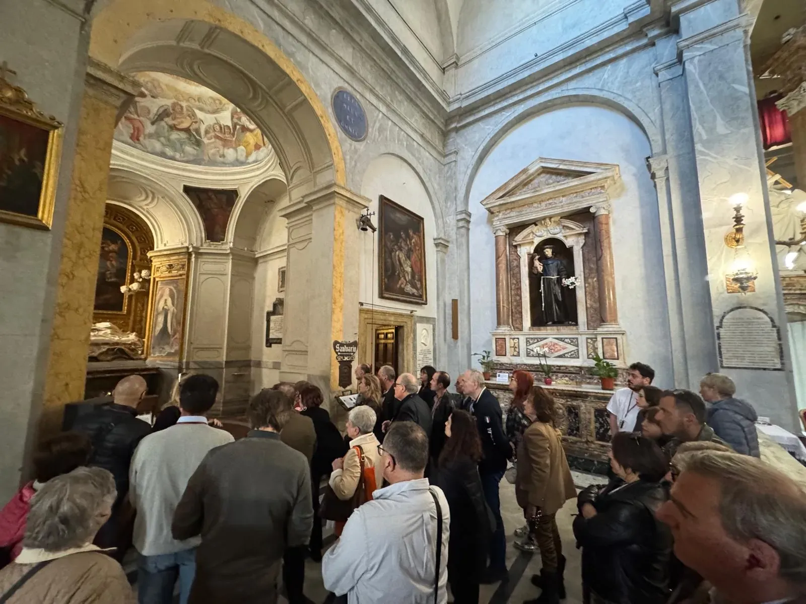 I membri Art&Co in Tour durante la visita guidata presso la Chiesa di San Francesco a Ripa 